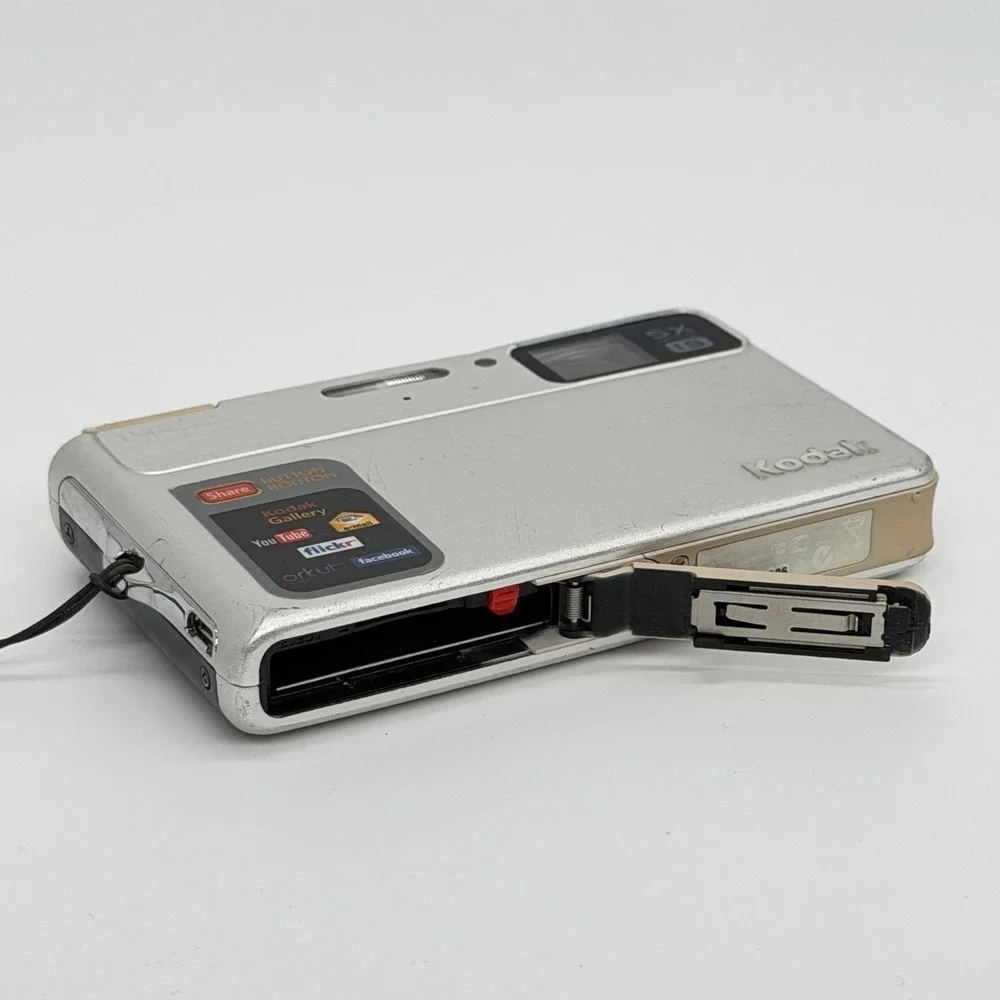 Kodak EasyShare M590 Digital Camera 14MP 5x Optical Zoom Silver Bundle Case SD